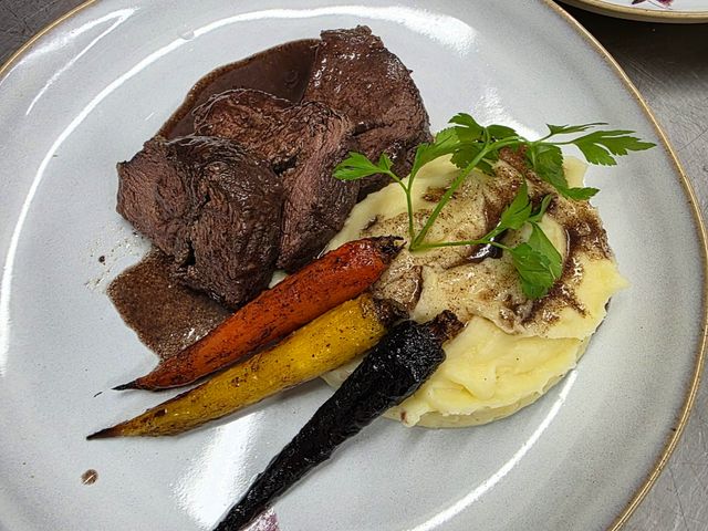 Le Point Fix Boeuf angus confit accompagné de ses légumes rôtis