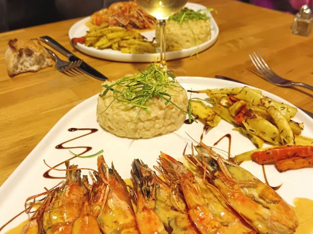 Le Point Fix Gambas flambées au whisky , bisque de crevettes et risotto .